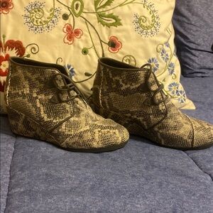 Toms Black and Gray Snake Print Ankle Boots with Lace-Up Design